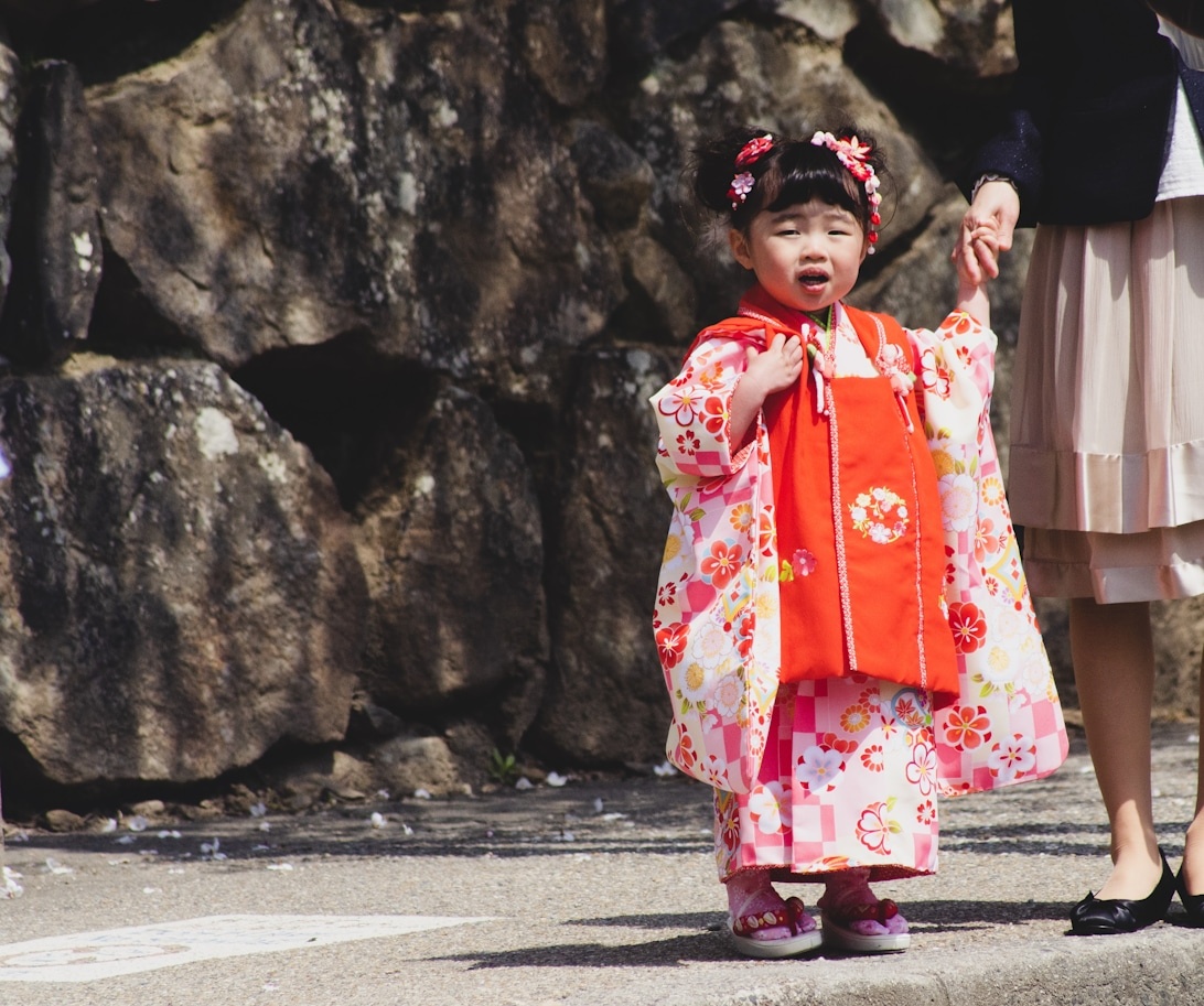 Een jong Japans meisje in een prachtige traditionele kimono.