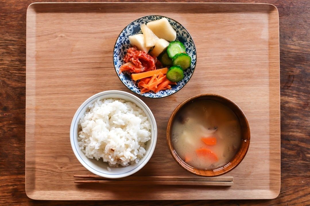 Japanse maaltijd met rijst, soep en diverse bijgerechten op een dienblad